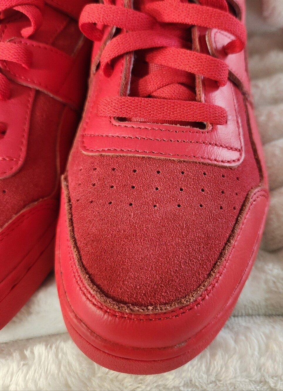 Reebok Workout Plus "Human Rights Now"-Vector Red - Picture 6 of 16